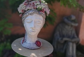 Glava bista ukrašena cvijećem celbet tegla
