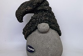 Dekorativni unikatni patuljak sa crnom kapom