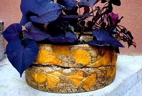 Ukrasna ovalna tegla za cvijeće sa žutim listovima Ginka dekorirana