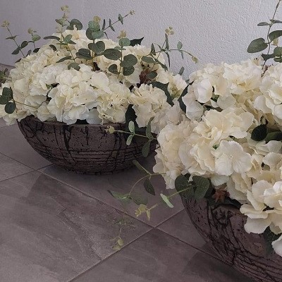 Tegle za groblje Alabame ukrašene bijelim cvijećem