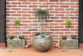 Grande tegla za cvijeće smeđa instalirana dekorirana