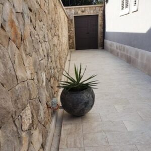 Tegla za cvijeće Grande ukrasna unikatna u ambijentu doma