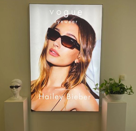 Dekoracija teglama Marpital studio iventa brenda Luxottica